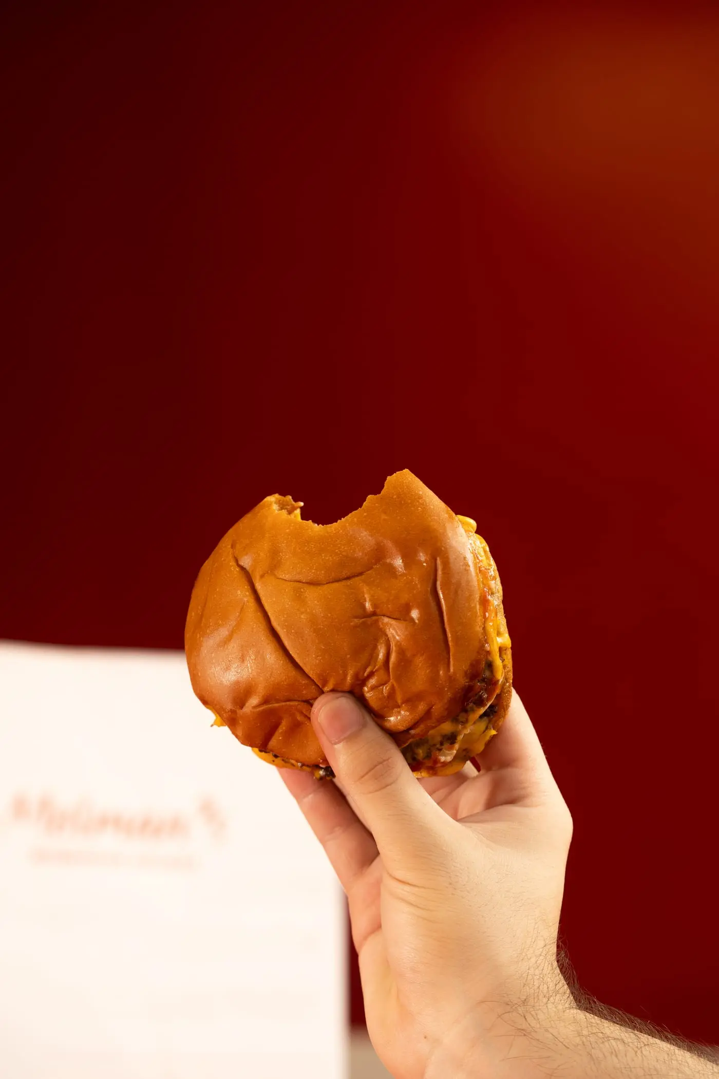 Mordida a una hamburguesa smash de Melman’s