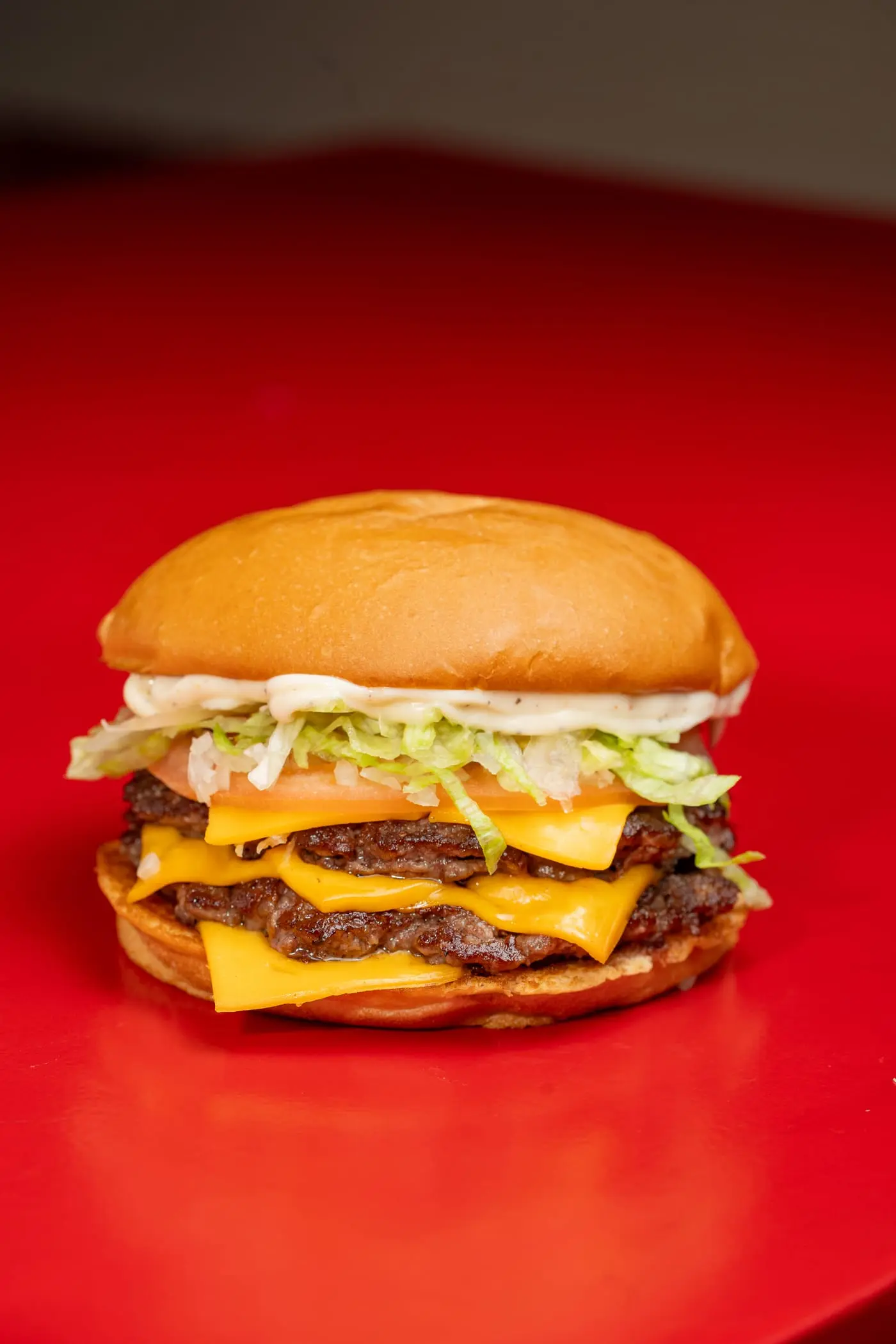 Hamburguesa clásica doble con queso, lechuga y tomate en pan brioche