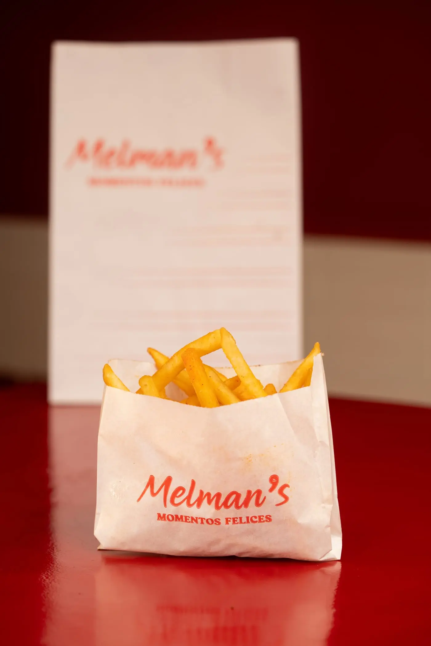 Bolsa de papas fritas de Melman’s sobre la mesa